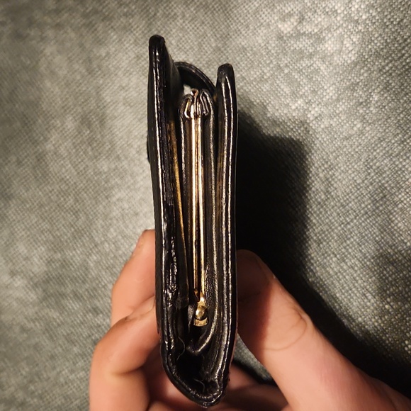 Chanel kiss lock wallet - Picture 3 of 9